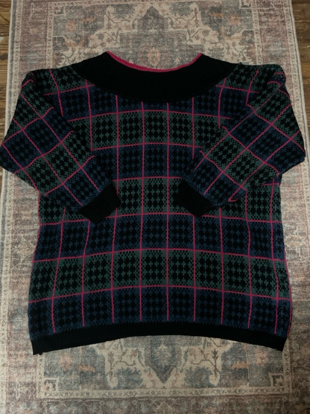 VTG Black Plaid Knit Sweater with Pink Accents - Women
PTP: 25in, L: 28in

W(B)